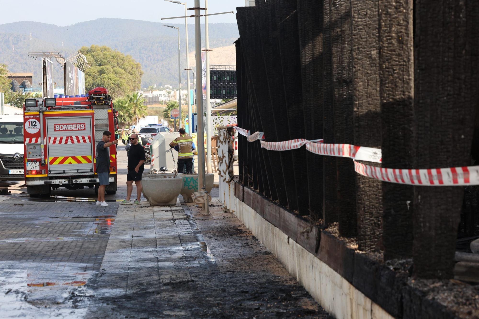 Todas las imágenes del devastador incendio en una zona de ocio de Ibiza