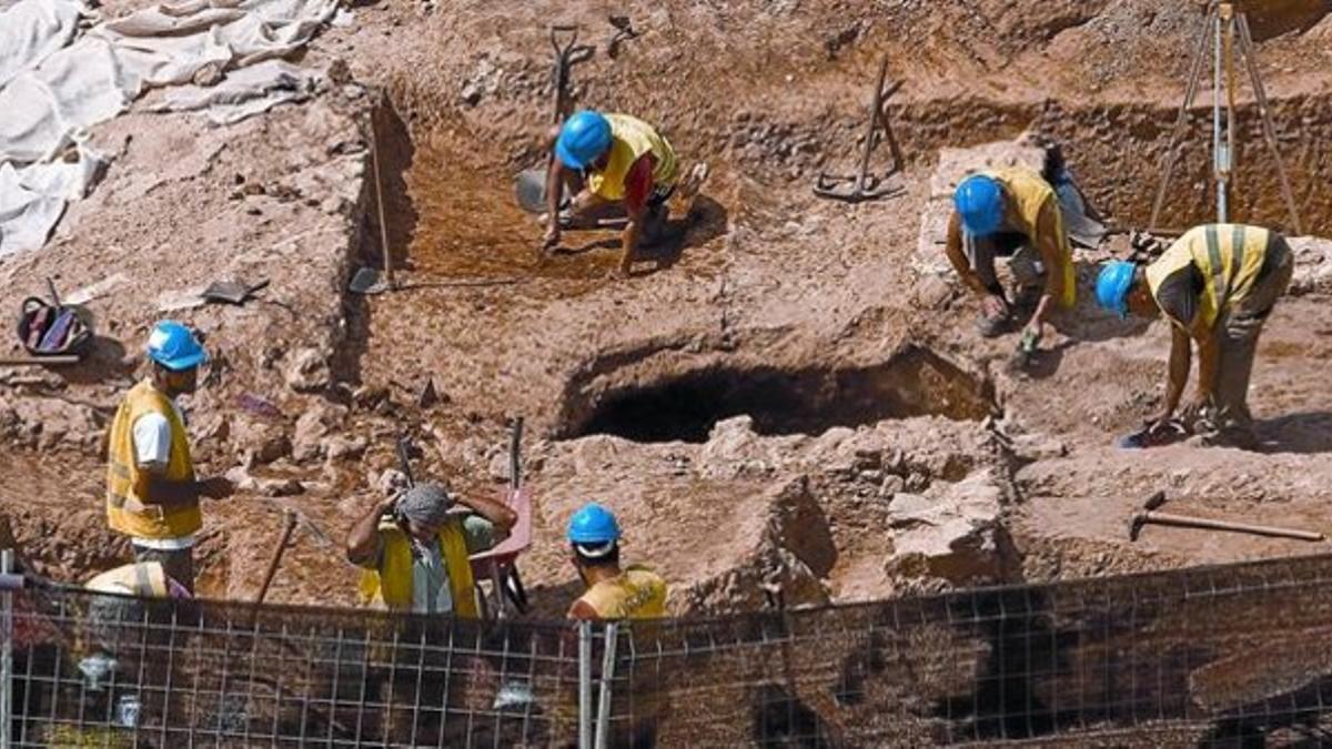 Arqueólogos y auxiliares excavan en la villa romana de Sagrera, ayer.