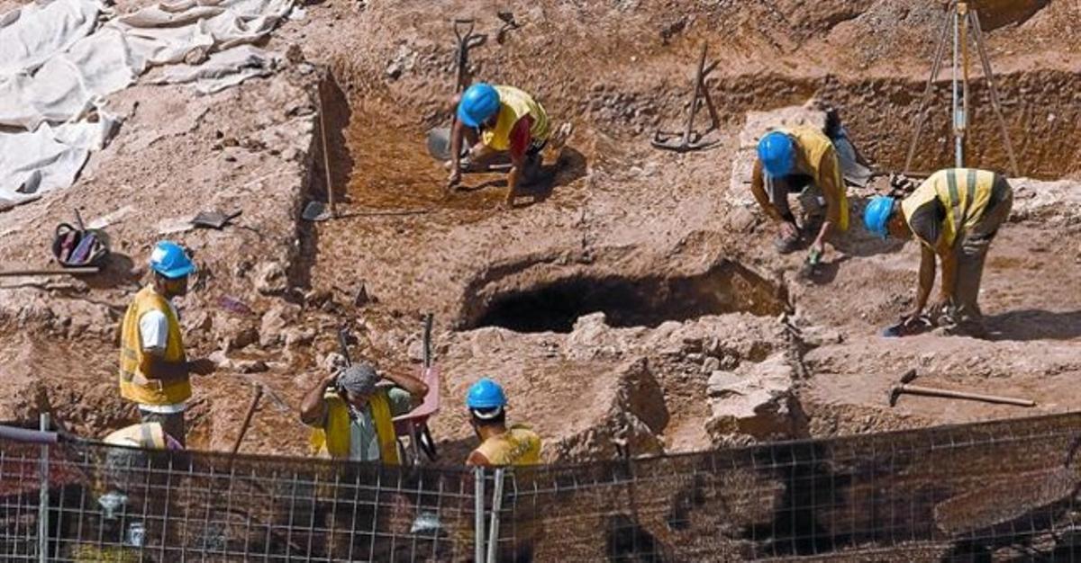 Arqueòlegs i auxiliars excavena la vil·la romanade la Sagrera, ahir.