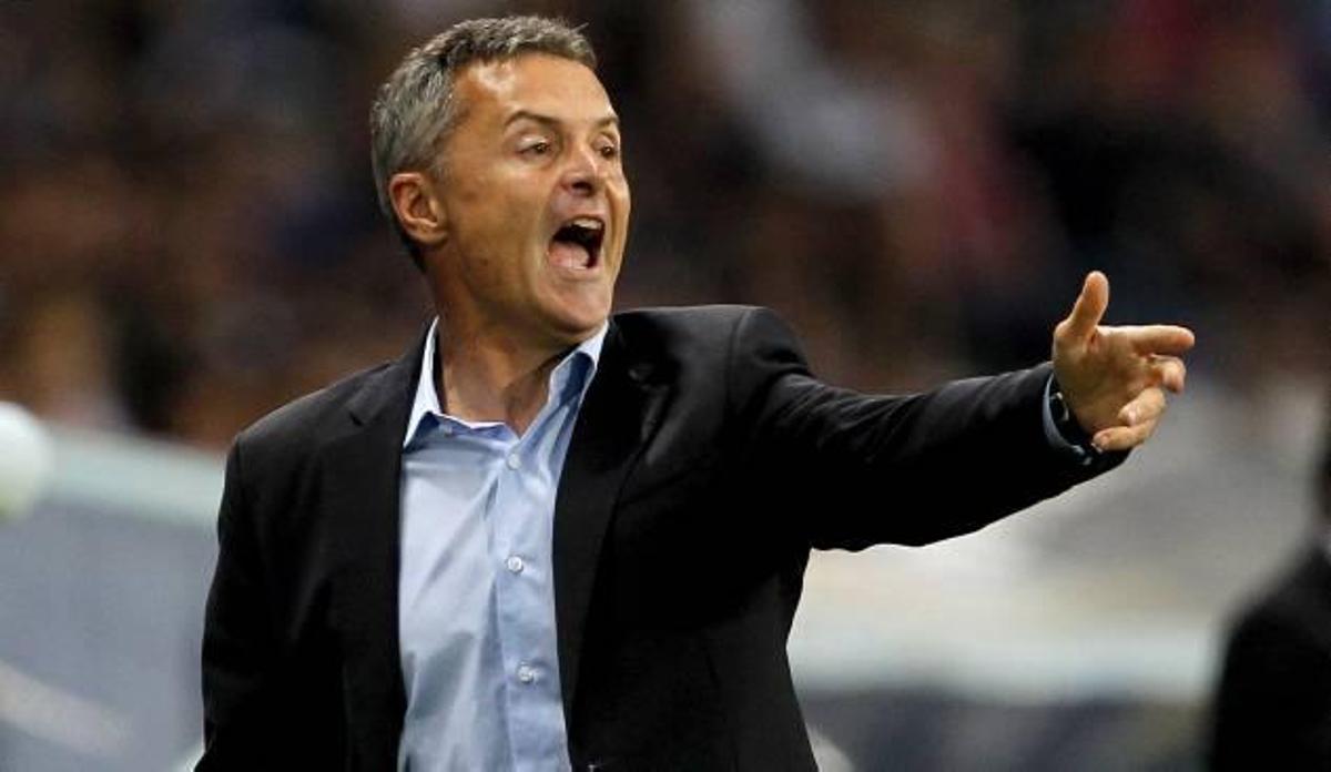 Fran Escribá dando instrucciones durante el encuentro de ayer en La Rosaleda.