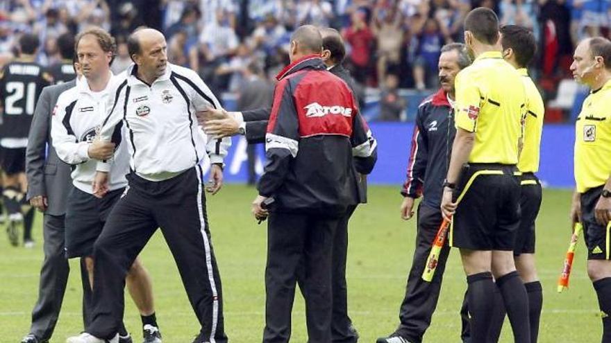 Lotina protesta a Estrada Fernández mientras Quini lo tranquiliza.