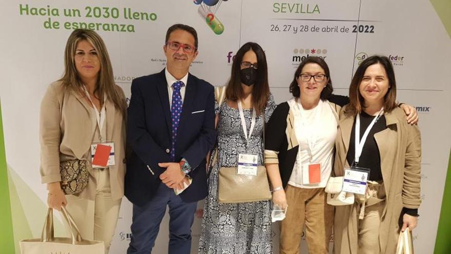 Representantes de la Federación Galega de Enfermedades Raras e Crónicas (Fegerec) y de la Federación Española que agrupa a los afectados por esas dolencias (Feder), ayer, en Sevilla.