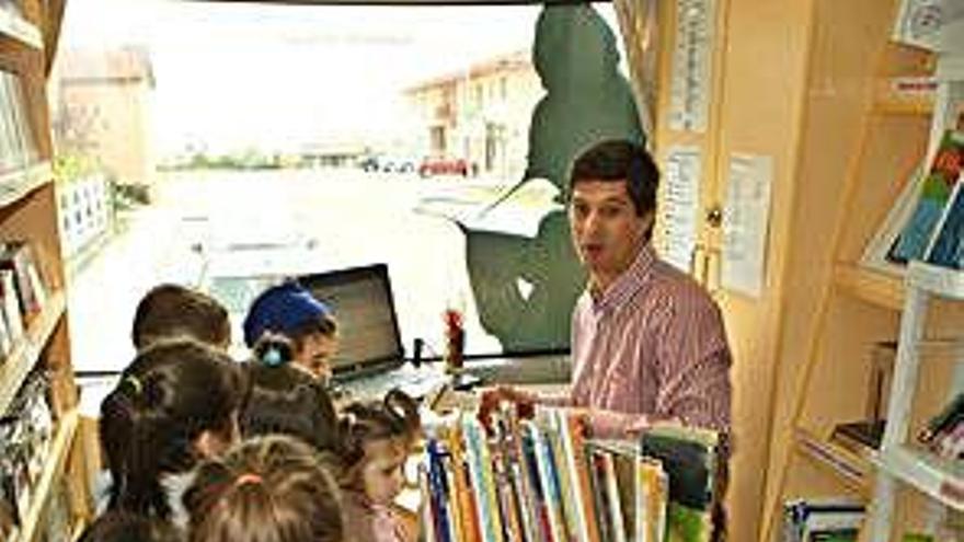 José Crespo junto a unos escolares en el Bibliobús.