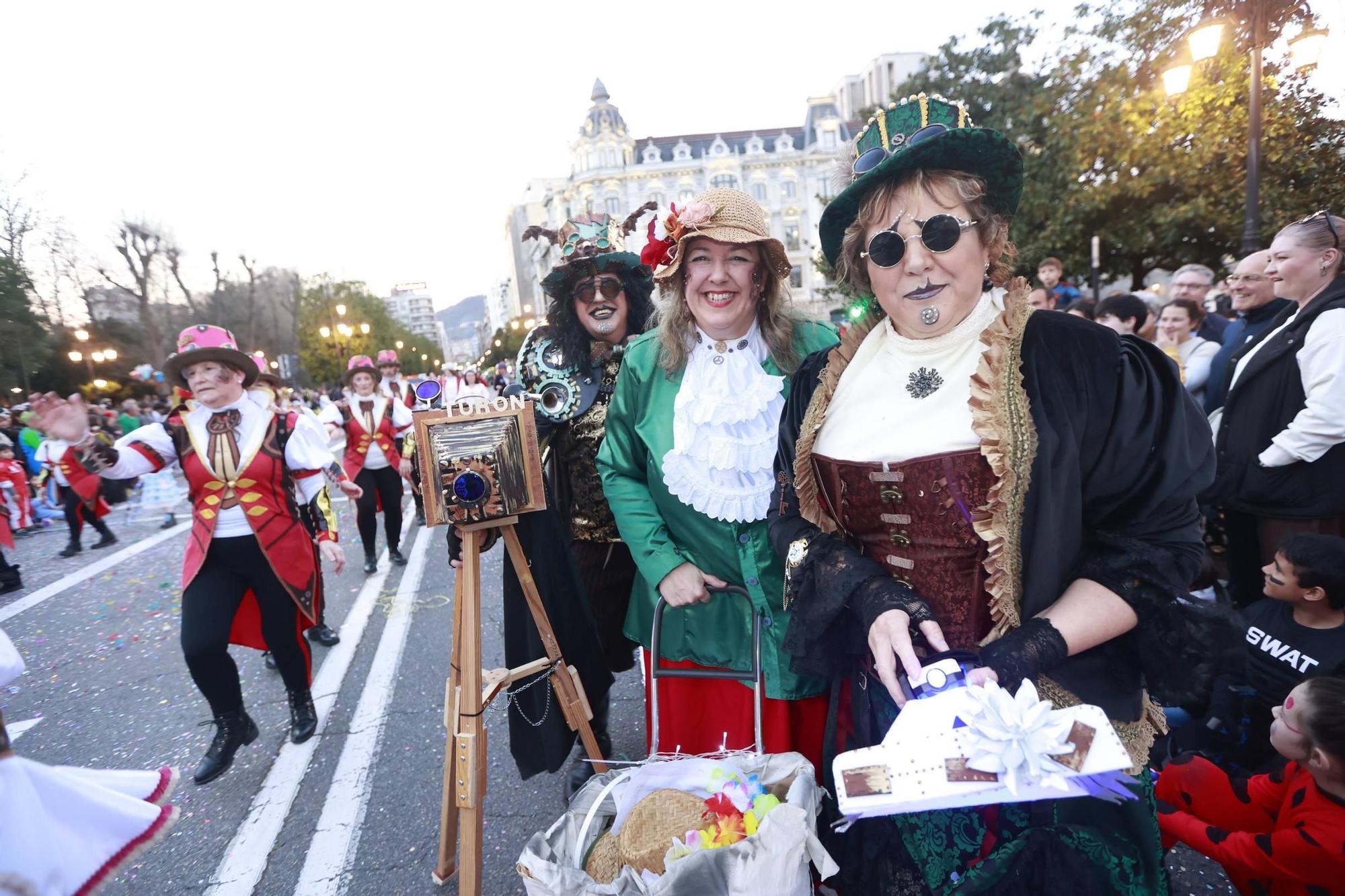 EN IMÁGENES: El Carnaval llena de color y alegría las calles de Oviedo