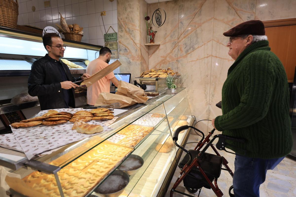 Mohammad y Nasrullah regentan el obrador del Forn de Garrofa