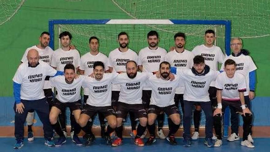 Los jugadores del Santiago con la camiseta de apoyo a Manute.