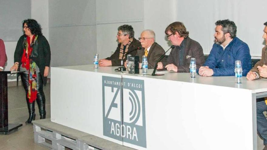 El secretario Juan Enrique Ruiz y la cronista Xesca Lloria presentaron el acto