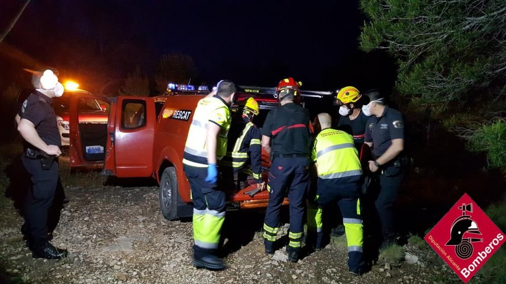 Los bomberos rescatan en Benidorm a una mujer que practicaba senderismo y se rompió la tibia en una caída