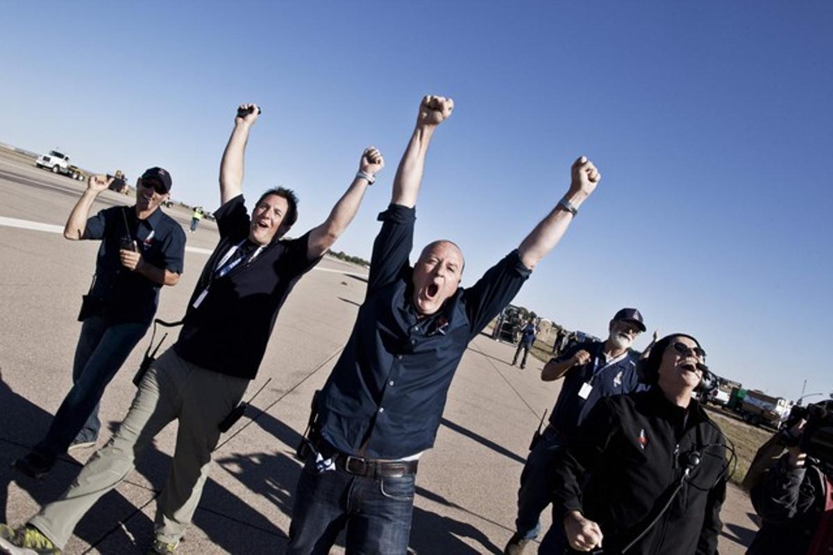 Els membres de l’equip Red Bull Stratos celebren l’èxit del salt de Baumgartner, que ha batut tres rècords.