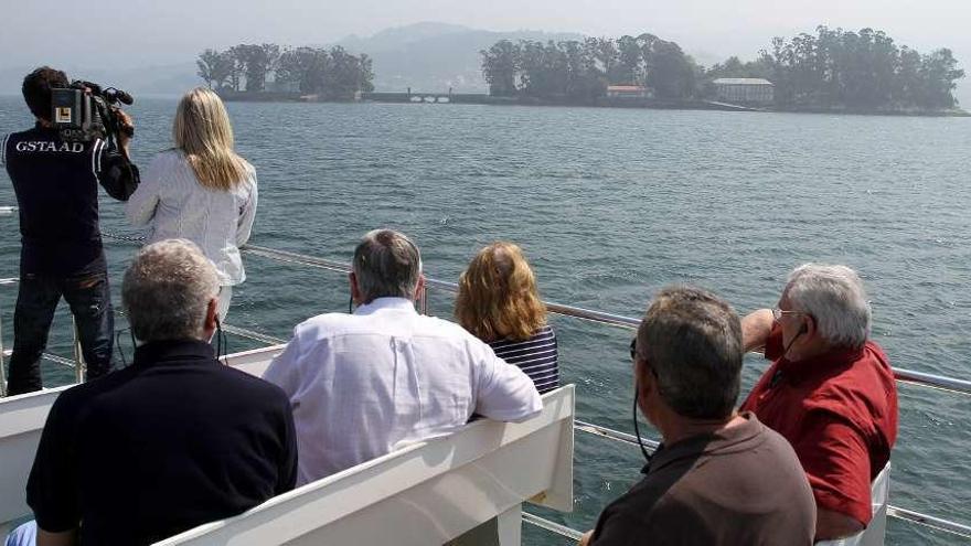 Un grupo de visitantes contempla el archipiélago de San Simón. // FdV