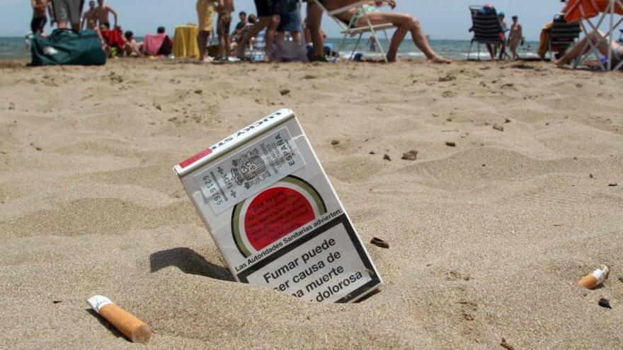 Un paquete de tabaco en una playa.