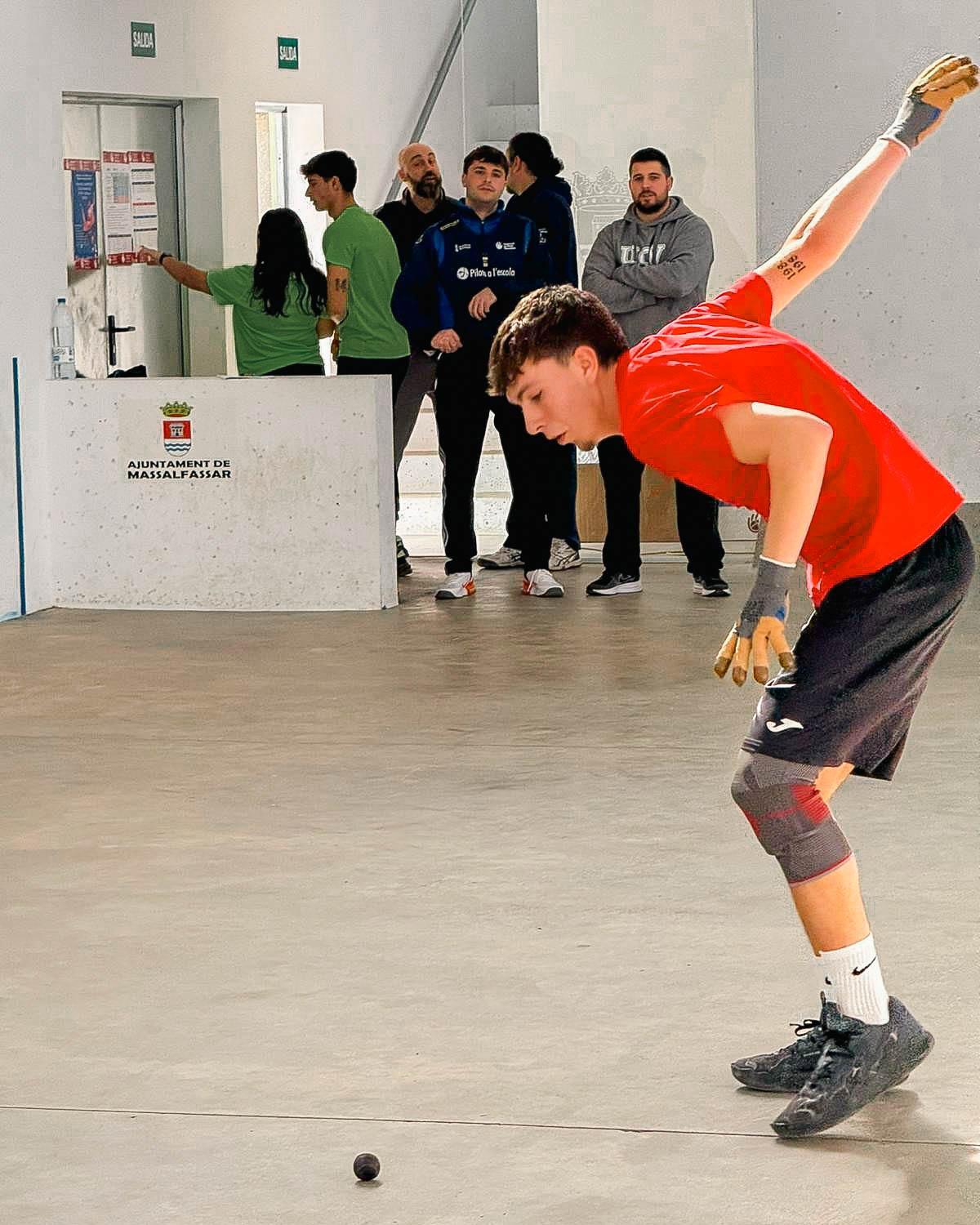 Un dels finalistes, a punt de raspar una pilota parada.