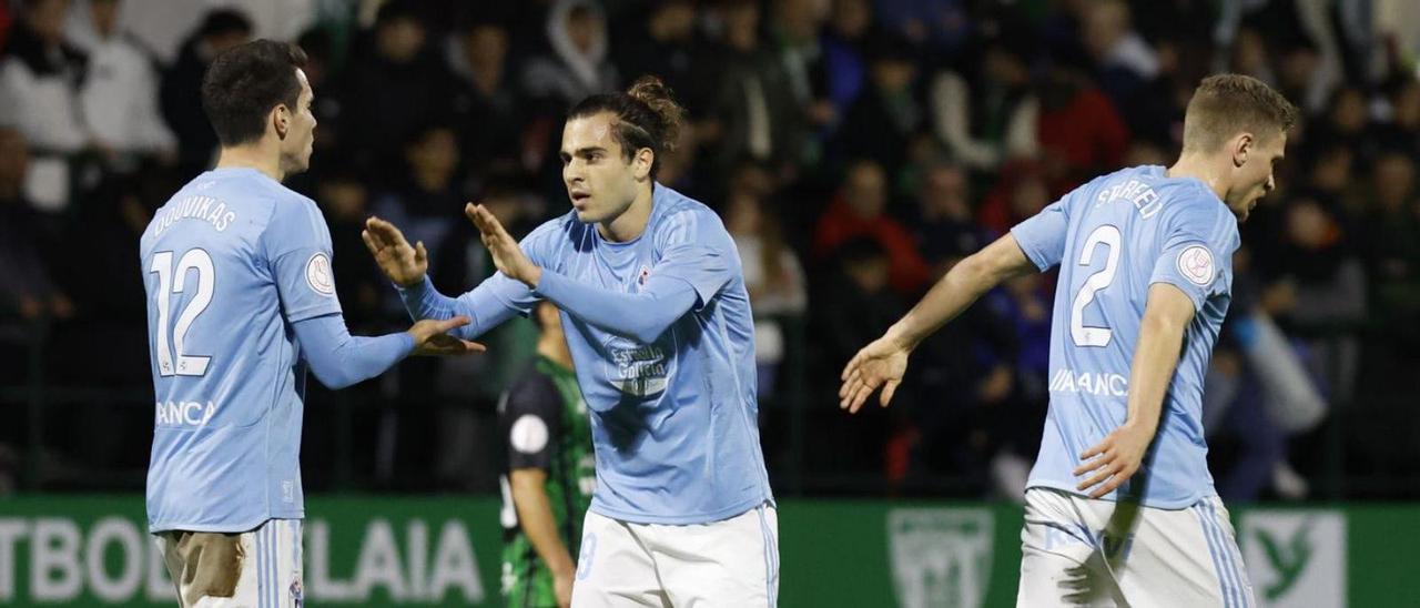 Tasos Douvikas celebra con Miguel Rodríguez el primero de sus dos goles al Sestao en la Copa del Rey. |  // EFE