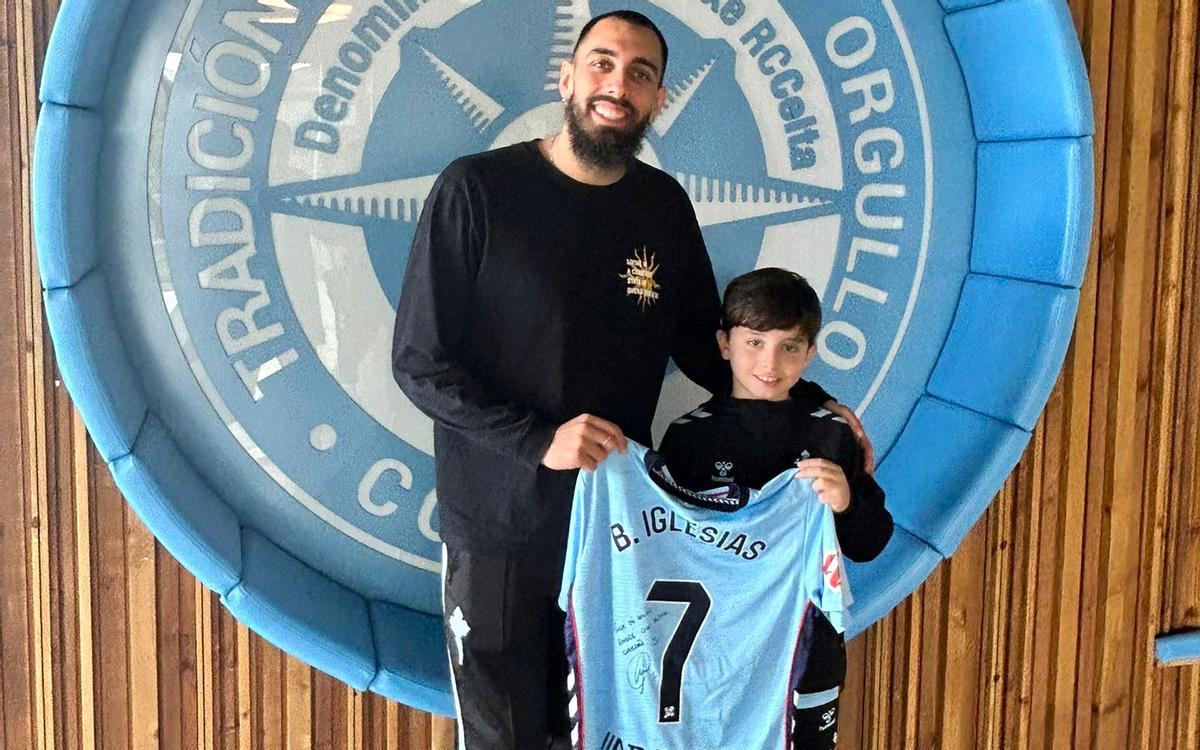 Futbolista y niño protagonizaron un encuentro con un mensaje sobre una cartulina como chispa.