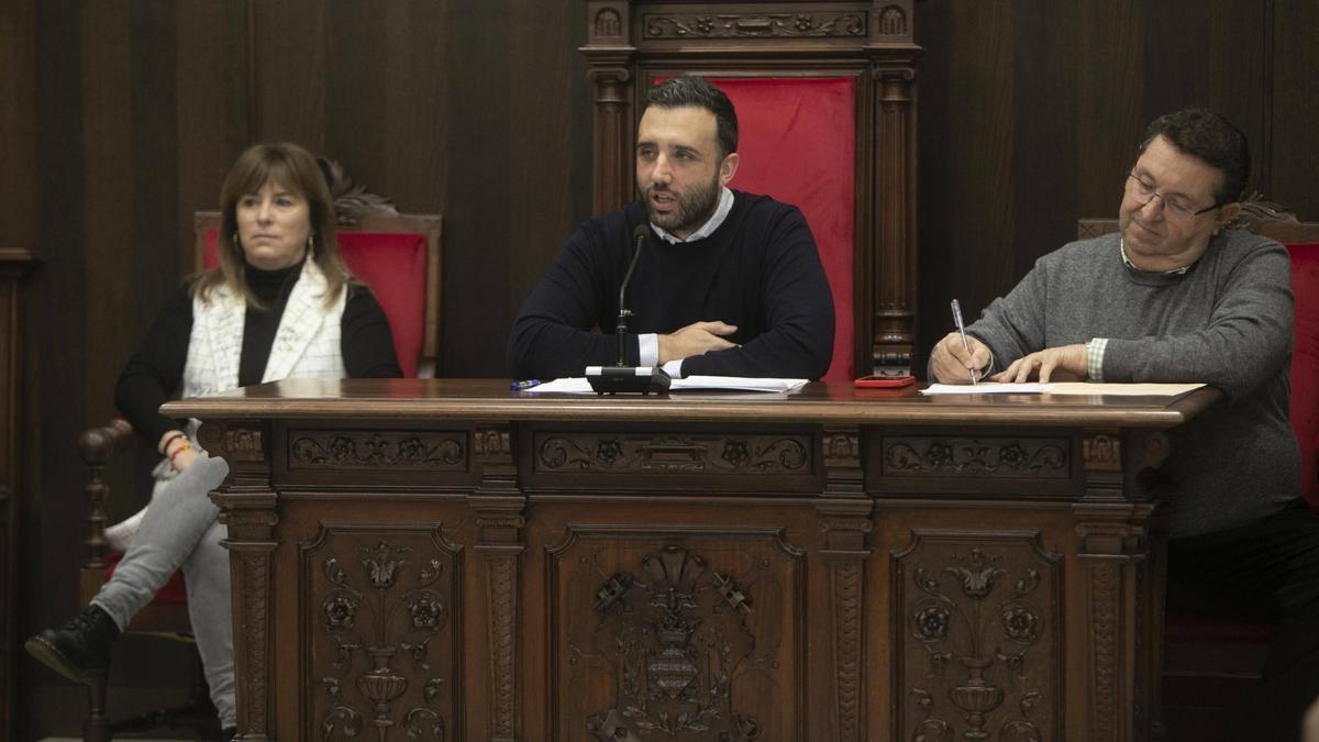 La concejala de Patrimonio de Sagunt, María José Carrera, junto al alcalde, Darío Moreno, y el secretario, durante un reciente pleno.