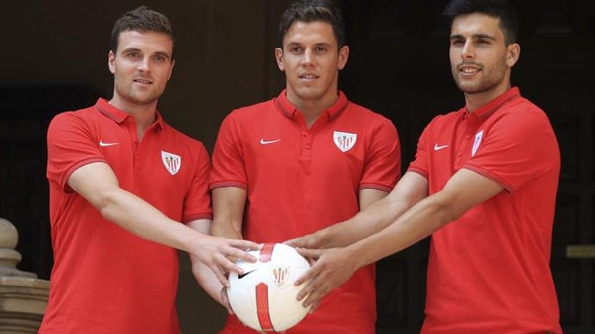 Los nuevos jugadores del Athletic de Bilbao, Javier Eraso, Gorka Elustondo y Eneko Bóvedaque (i a d) en la presentación donde llegan libres tras acabar sus contratos