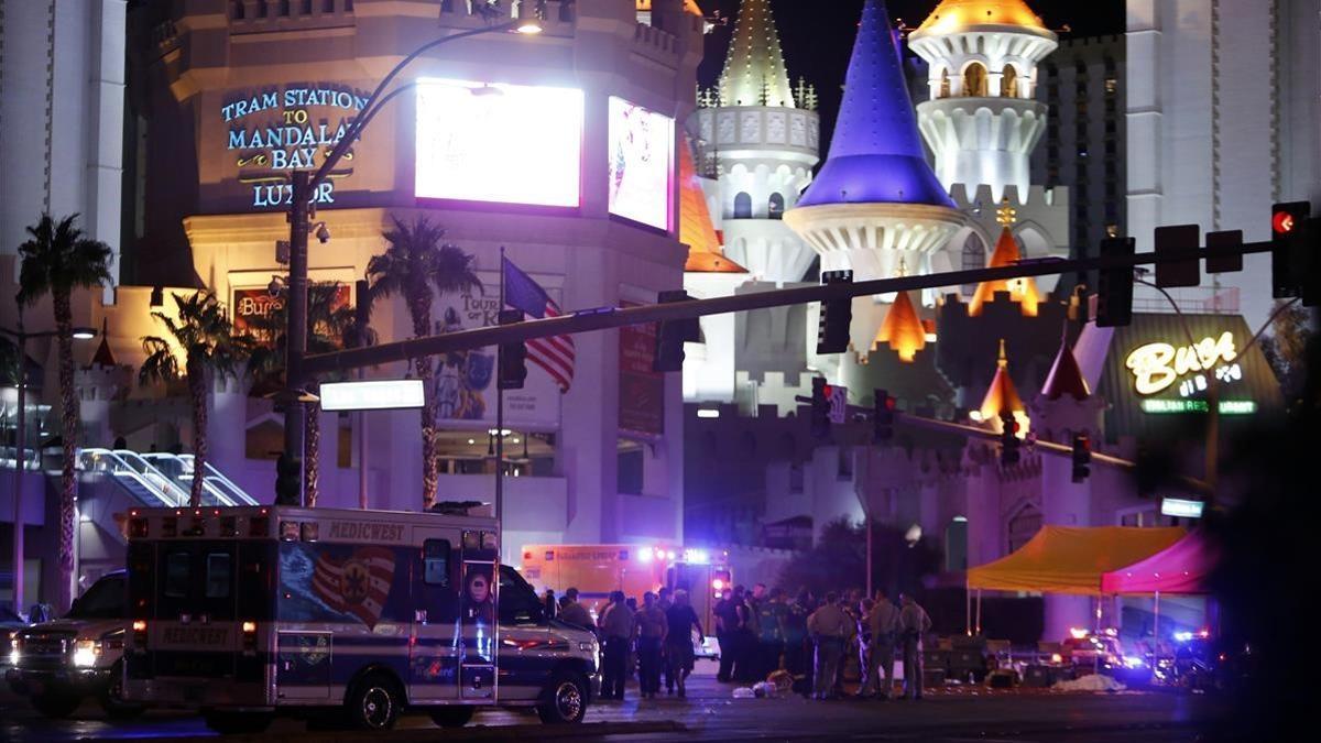 Policías de Las Vegas y personal sanitario en un cruce de calles tras el tiroteo masivo en Las Vegas, el 1 de octubre.