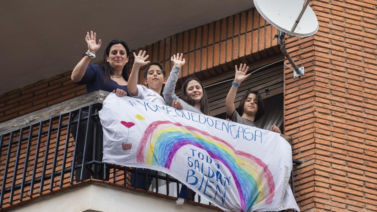 Coronavirus en Castellón: los balcones se llenan de color ante la adversidad