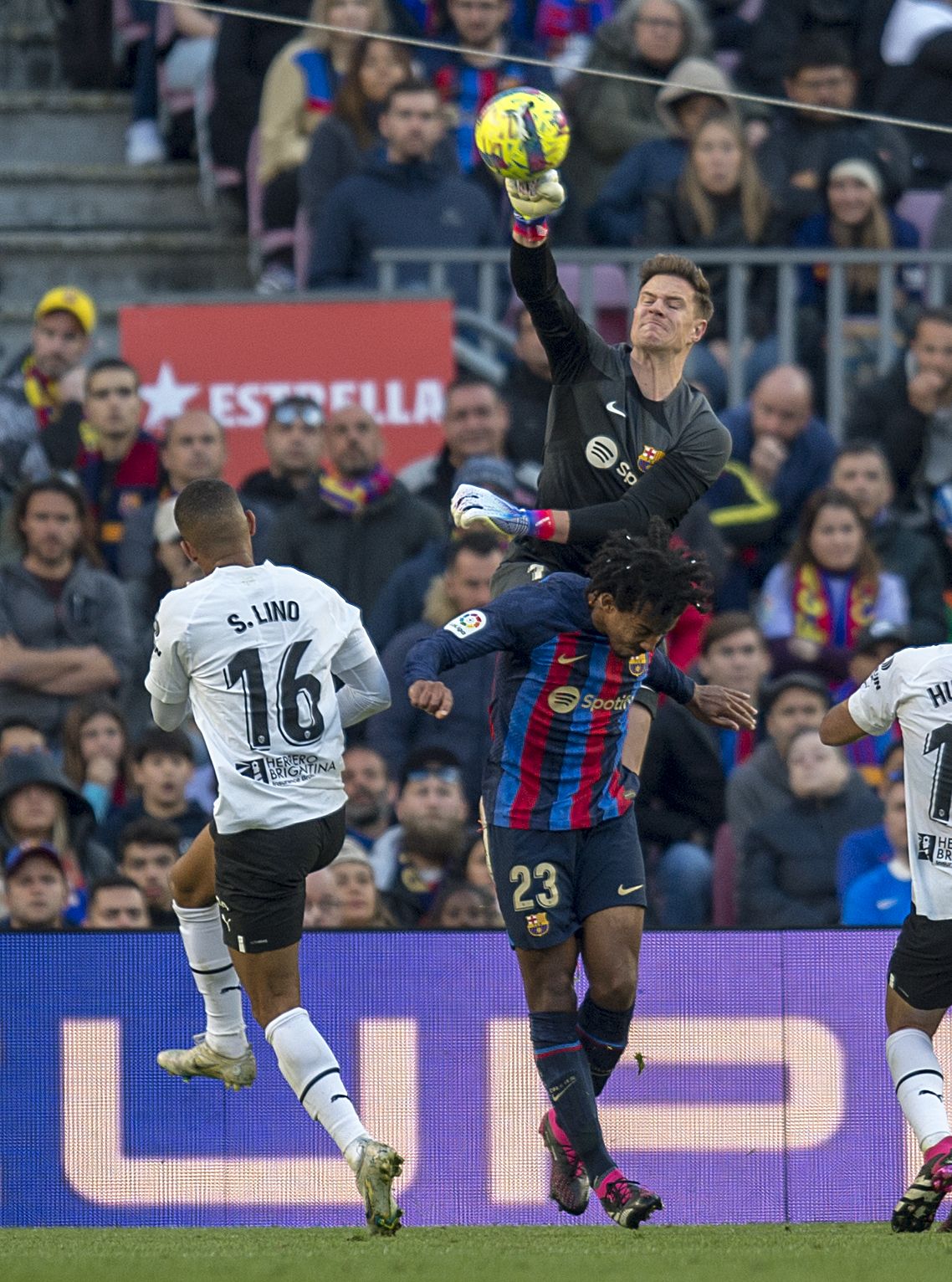 Ter Stegen despeja con determinación durante el partido de liga entre el FC Barcelona y el Valencia.