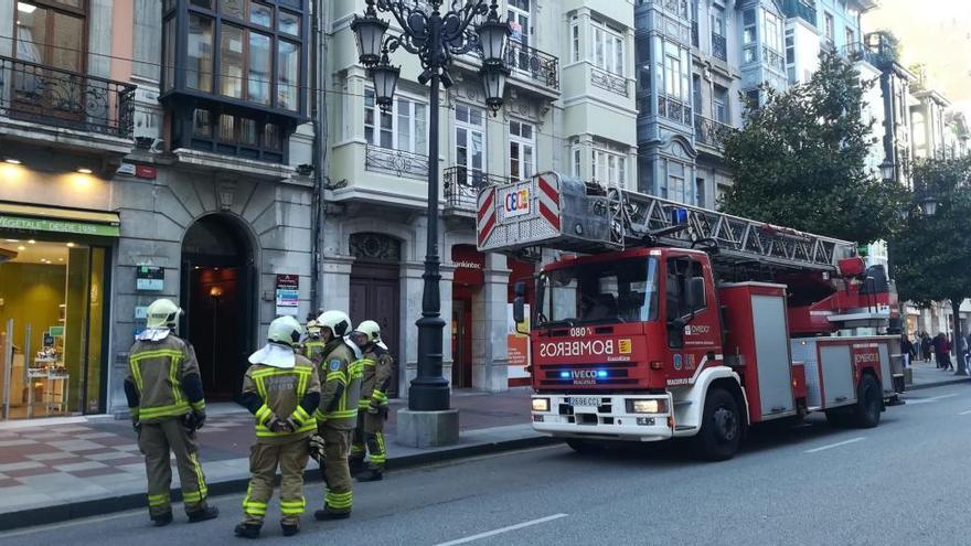 Alarma en Uría por el &quot;fuerte olor a humo&quot; en el edificio contiguo al que ardió en 2016