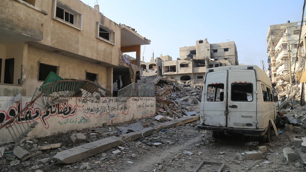 Archivo - Edificios dañados y destruidos por los bombardeos del Ejército de Israel contra Beit Lahia, en el norte de la Franja de Gaza (archivo)