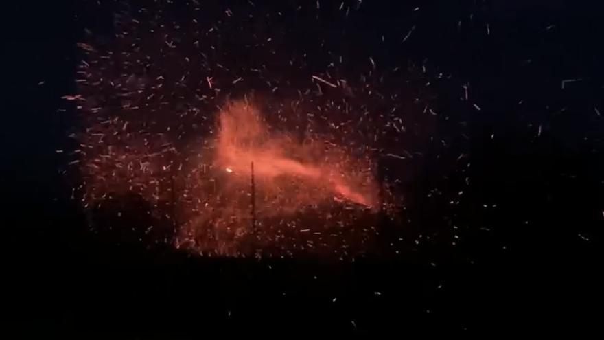 El viento complica la extinción del incendio vertedero de Formentera