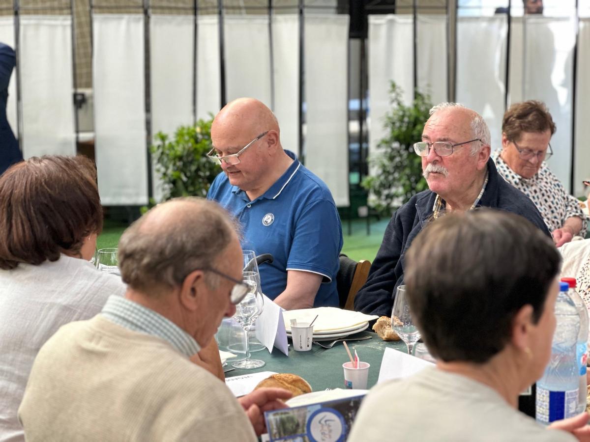 En imágenes: más de 200 personas se reúnen en Luarca gracias al programa Rompiendo Distancias