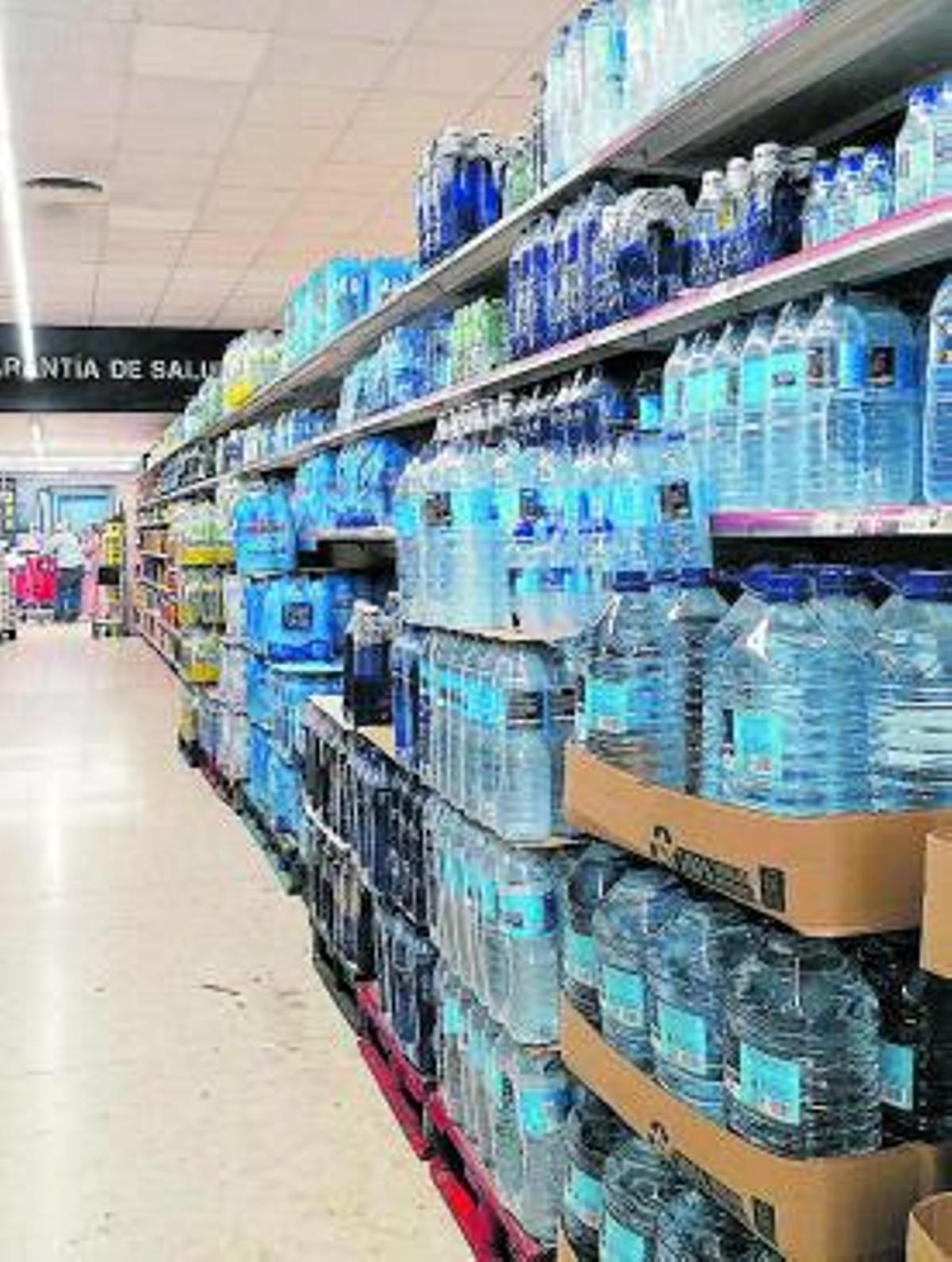 Lineal de agua embotella de diferentes formatos en un supermercado de la ciudad. | M. J. C.