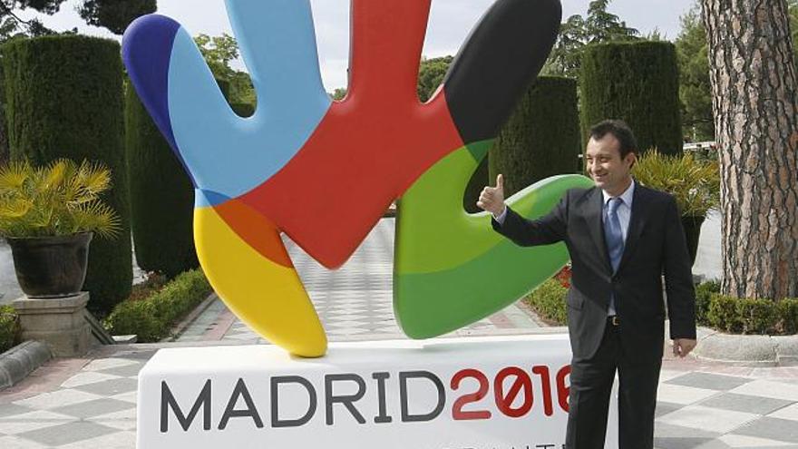 El vicealcalde de Madrid, Manuel Cobo, gesticula junto al logotipo de Madrid 2016 durante al acto en el que, a través de una pantalla gigante instalada en el parque de El Retiro, se ha conocido la selección de la capital de España como una de las candidatas finalistas para organizar los Juegos Olímpicos de 2016.