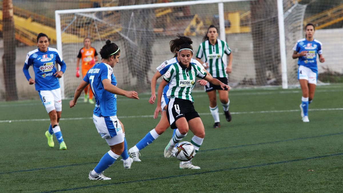 Lance del partido disputado por el Córdoba Femenino ante el Alhama en la Ciudad Deportiva.