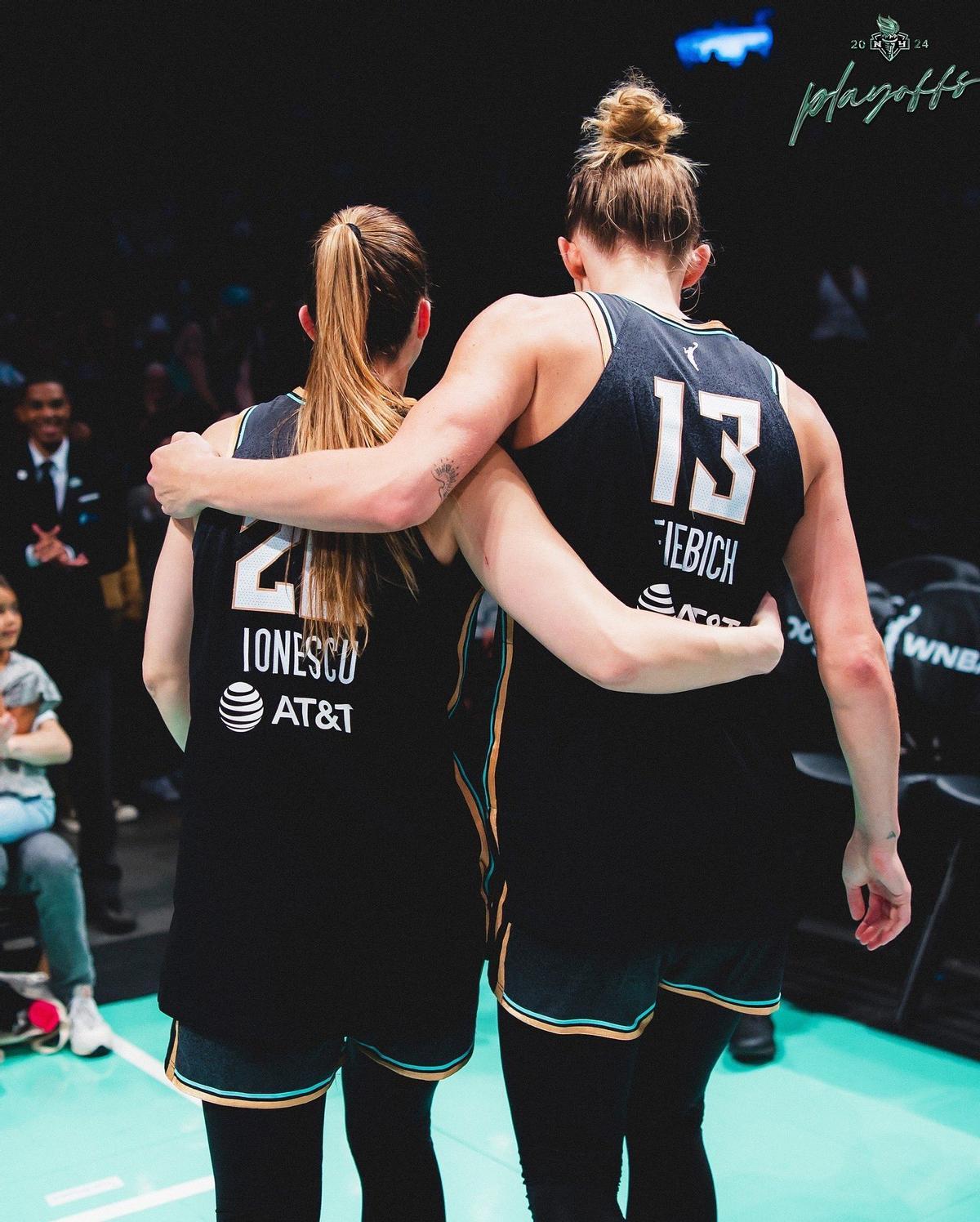 Ionescu y Fiebich, abrazadas al término del partido de esta madrugada.