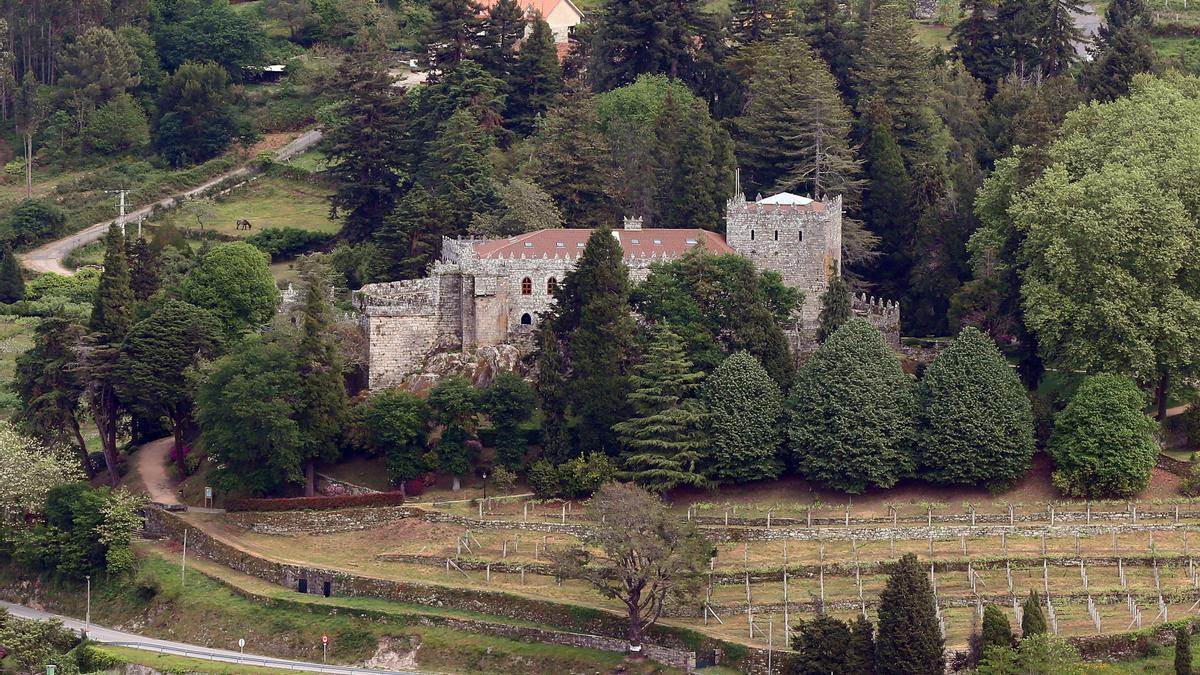 Vista del castillo de Soutomaior desde la cumbre de A Peneda.