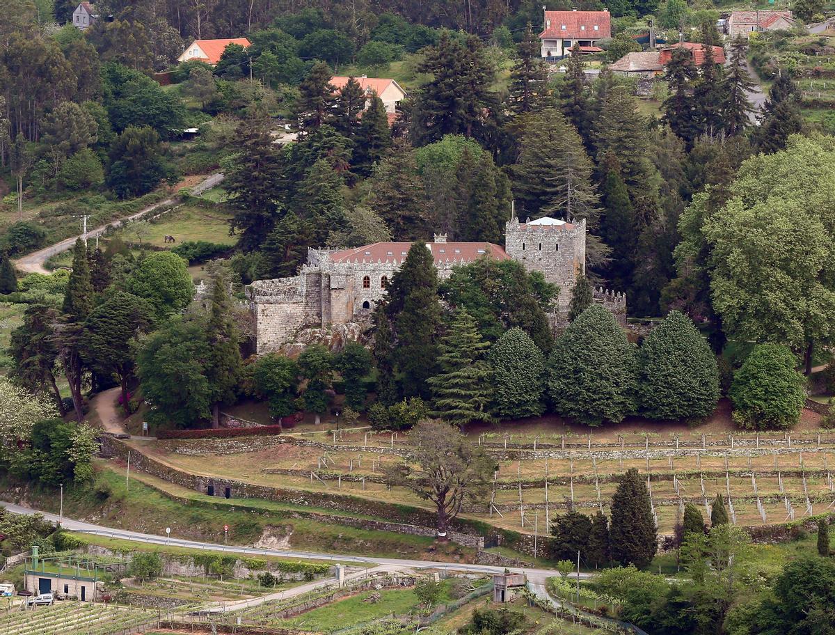 Vista del castillo de Soutomaior desde la cumbre de A Peneda.