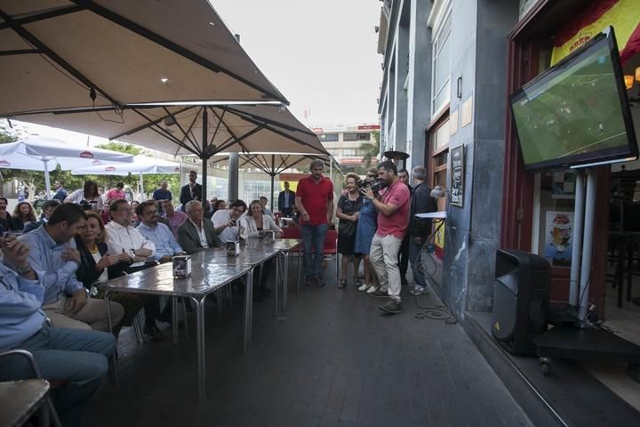 17/06/2016.Mariano Rajoy, presidente del Gobierno en funciones, ve el partido España-Turquía de la Eurocopa en Café Atlántico..Santa Cruz