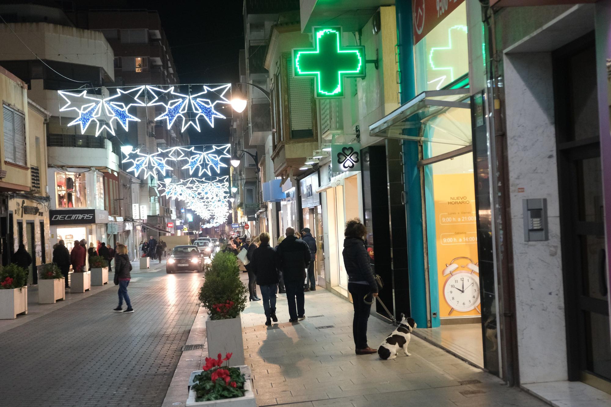 La Navidad llega a Elda con el encendido del alumbrado y la inaguración de su mercadillo navideño