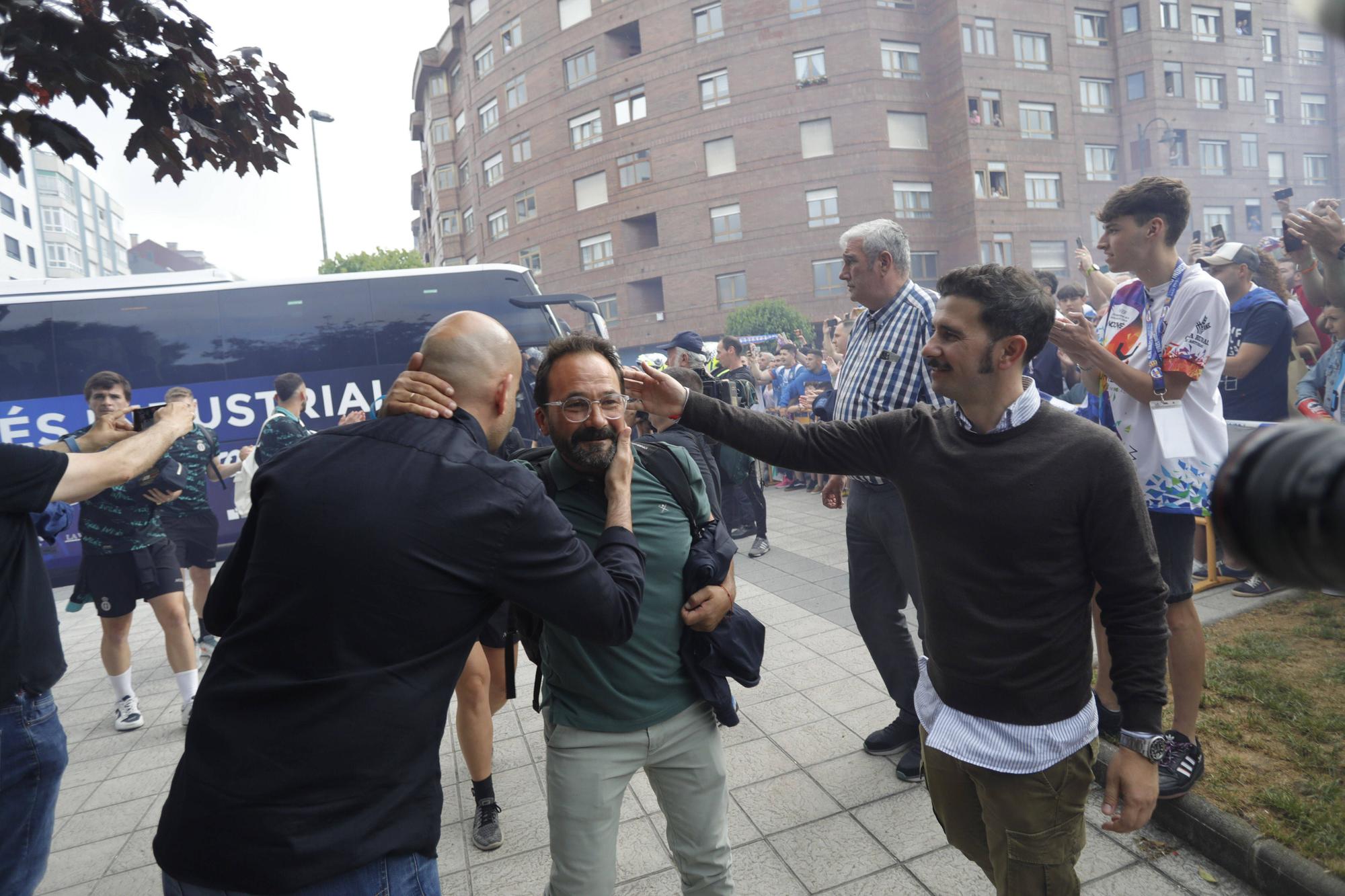 Así fue la llegada de los jugadores del Avilés y el Granada al Román Suárez Puerta
