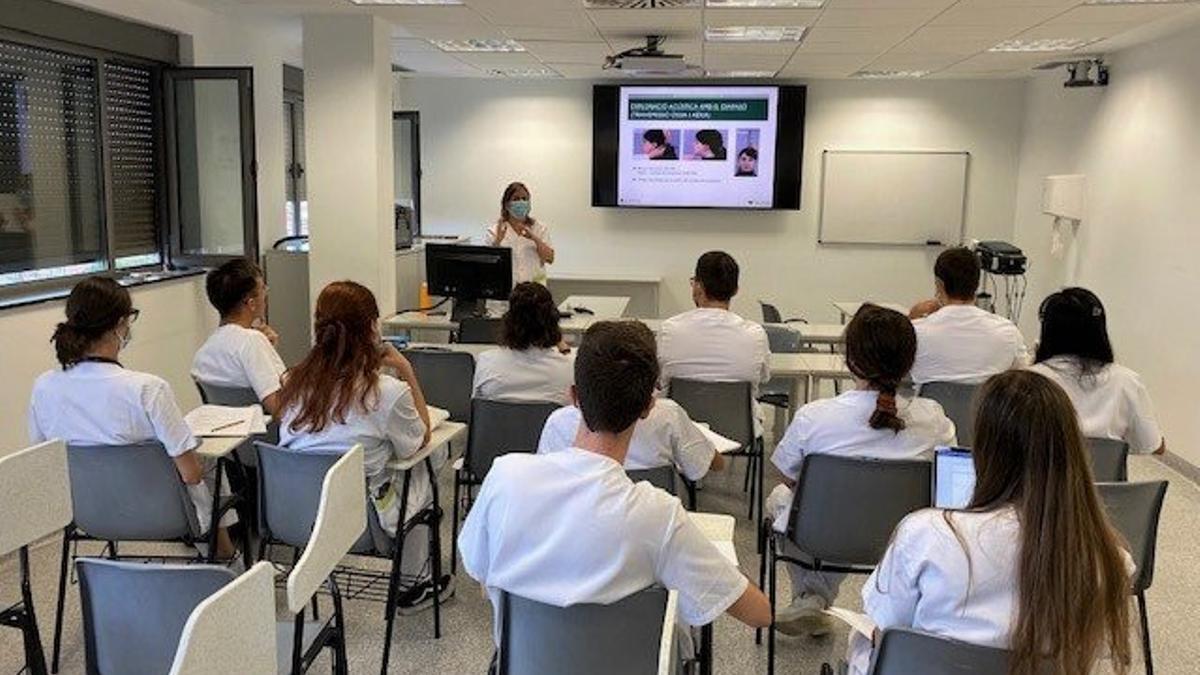 Estudiantes de Medicina de la UB realizan prácticas en el Hospital Esperit Sant de Santa Coloma de Gramenet.