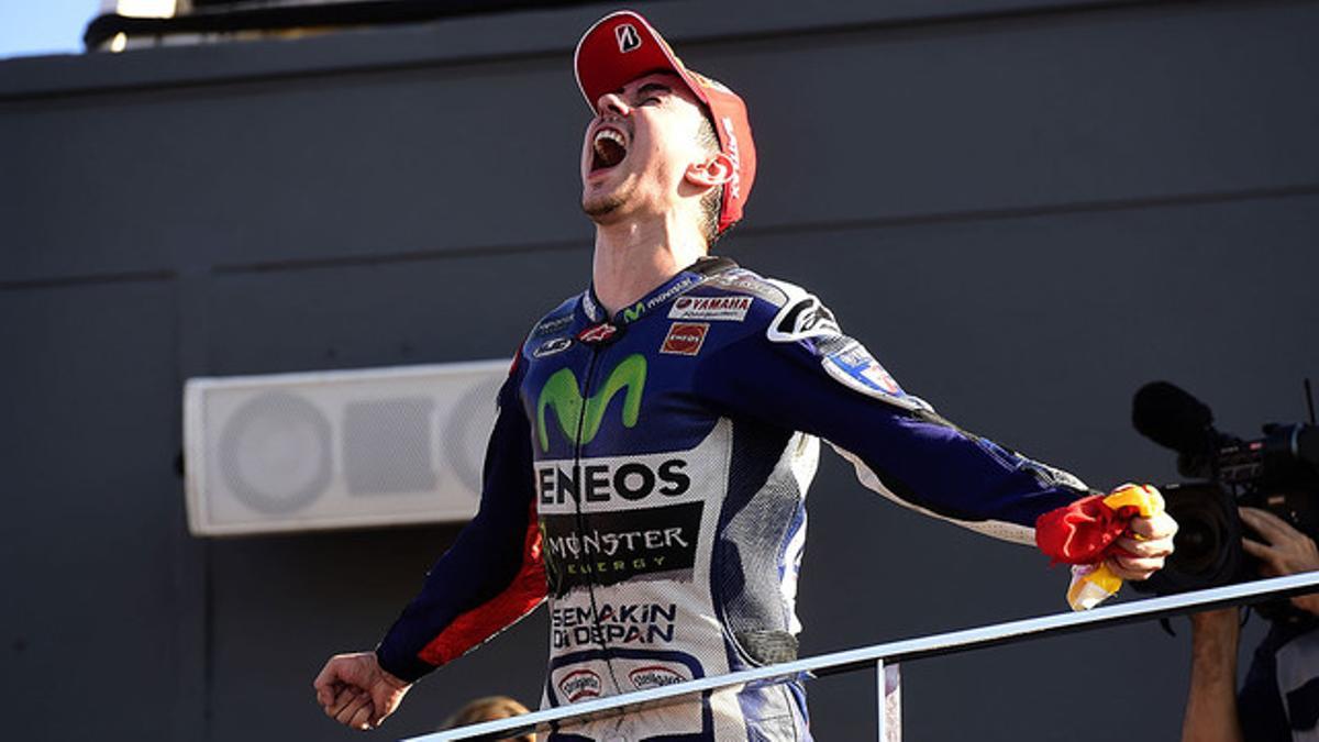 Jorge Lorenzo lanza un grito de liberación tras ganar la carrera de Cheste y el título de MotoGP.