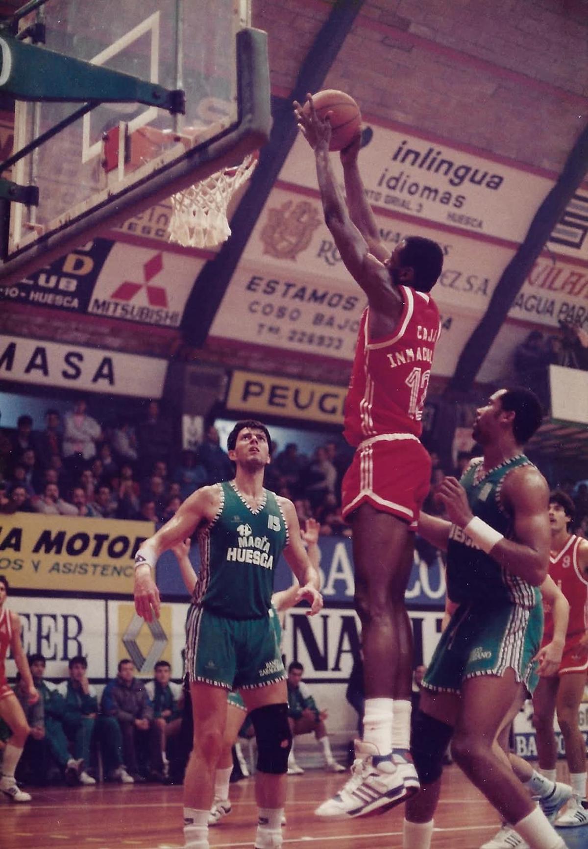 Pagès, atent al rebot, en un partit amb el Magia Huesca