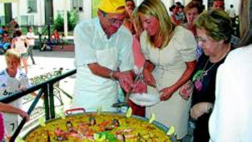 Paella y placa para un líder vecinal