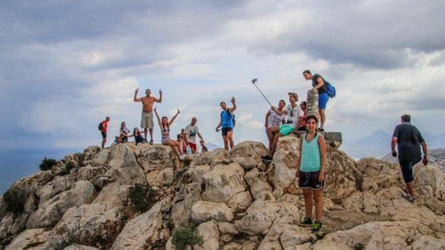 Senderistas en la cima del Penyal en una imagen del verano.  VICENTE BOLUFER