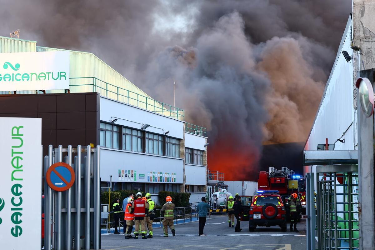 En imágenes I Incendio en la planta de Saica en Zaragoza