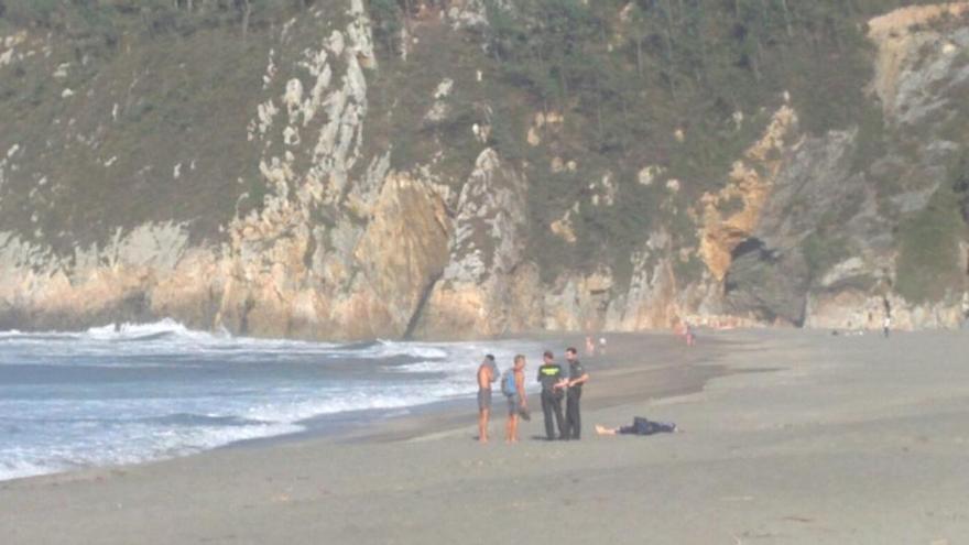 Fallece ahogado en la playa de Barayo un vecino de Puerto de Vega