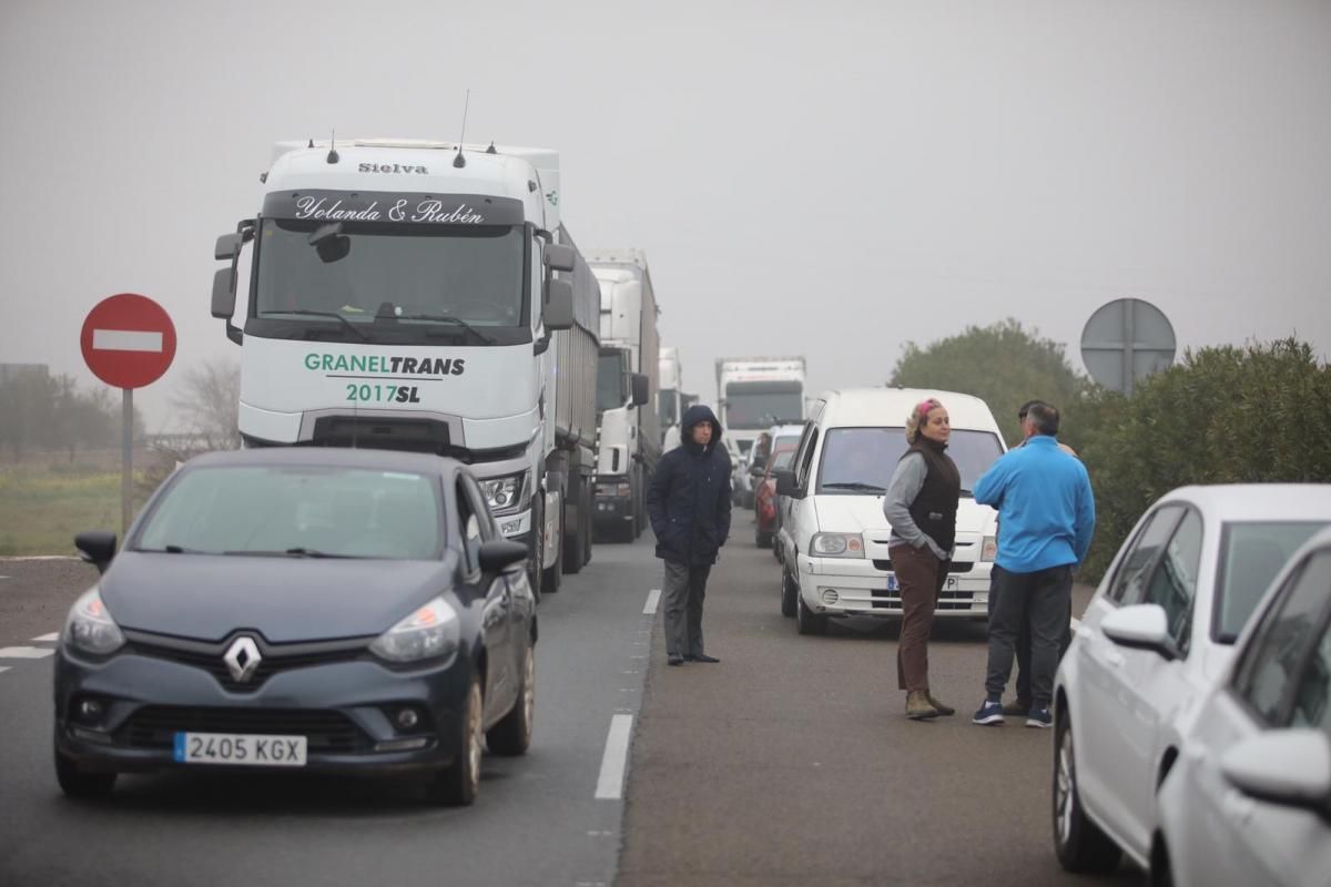 Agricultores cortan la autovía A-4 entre Montoro y Villa del Río