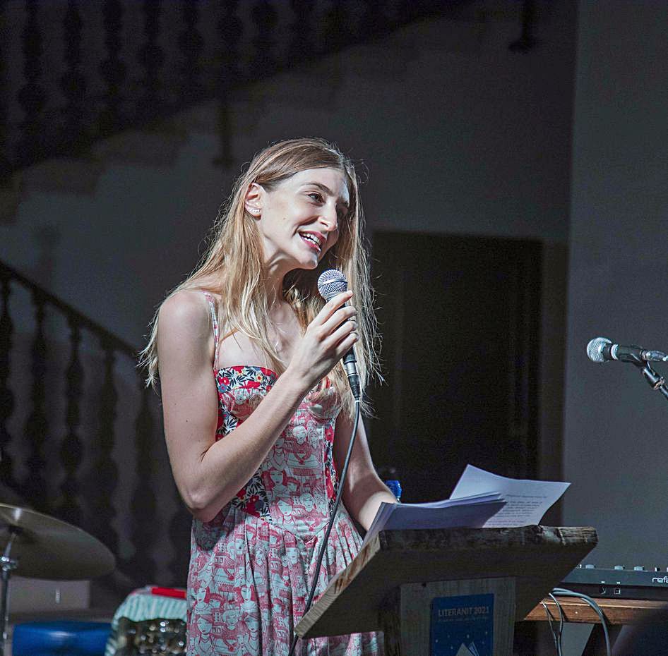 La escritora Laura Gost, durante la presentación del festival Literanit, en Can Balaguer. 