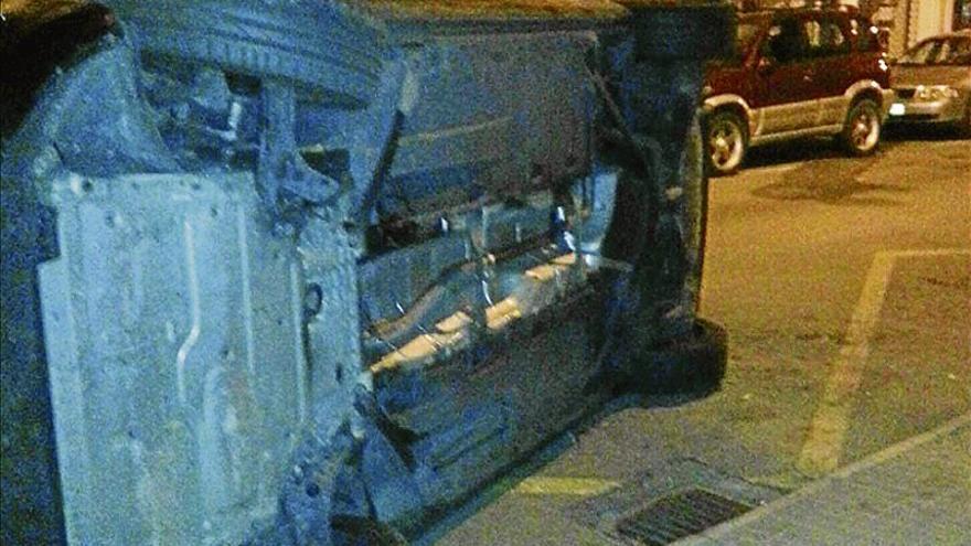 Vuelca el coche en la calle Gómez Becerra de Cáceres, deja a su copiloto atrapado y huye