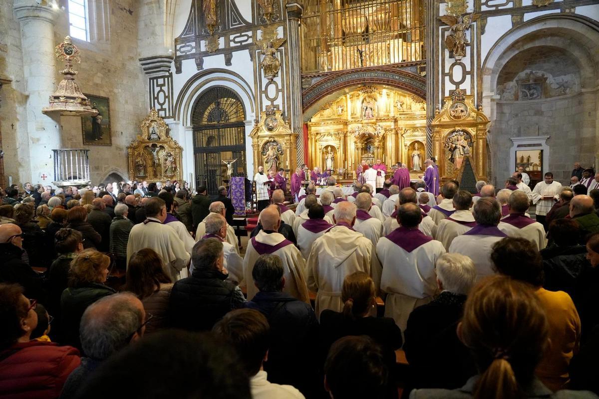 GALERÍA | La iglesia de San Ildefonso, abarrotada para despedir a José Ángel Rivera de las Heras