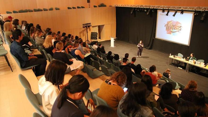 Castelló celebra la jornada d’acollida del centenar d’auxiliars de conversa