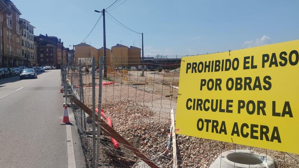 La parcela con la señalización de obras, en la Avenida de Pando.