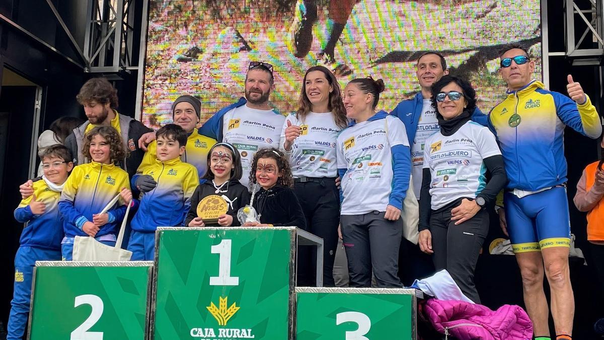La familia de Triatlón Duero posa en el podio de "Arribes Ocultos"